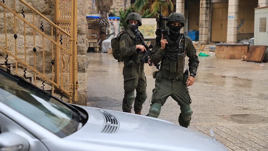 العدو الصهيوني يقتحم سبسطية ويداهم منازل الفلسطينيين جنوب الخليل