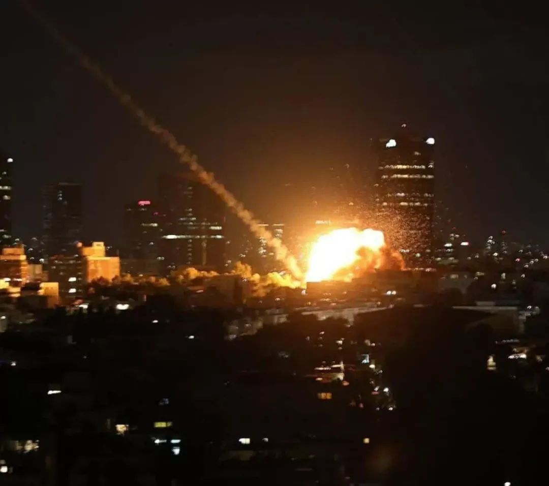 الحرس الثوري الإيراني: الموجتان الثالثة والرابعة من عملية "الوعد الصادق 4 " تنفذ حاليا بصواريخ أكثر تطورا