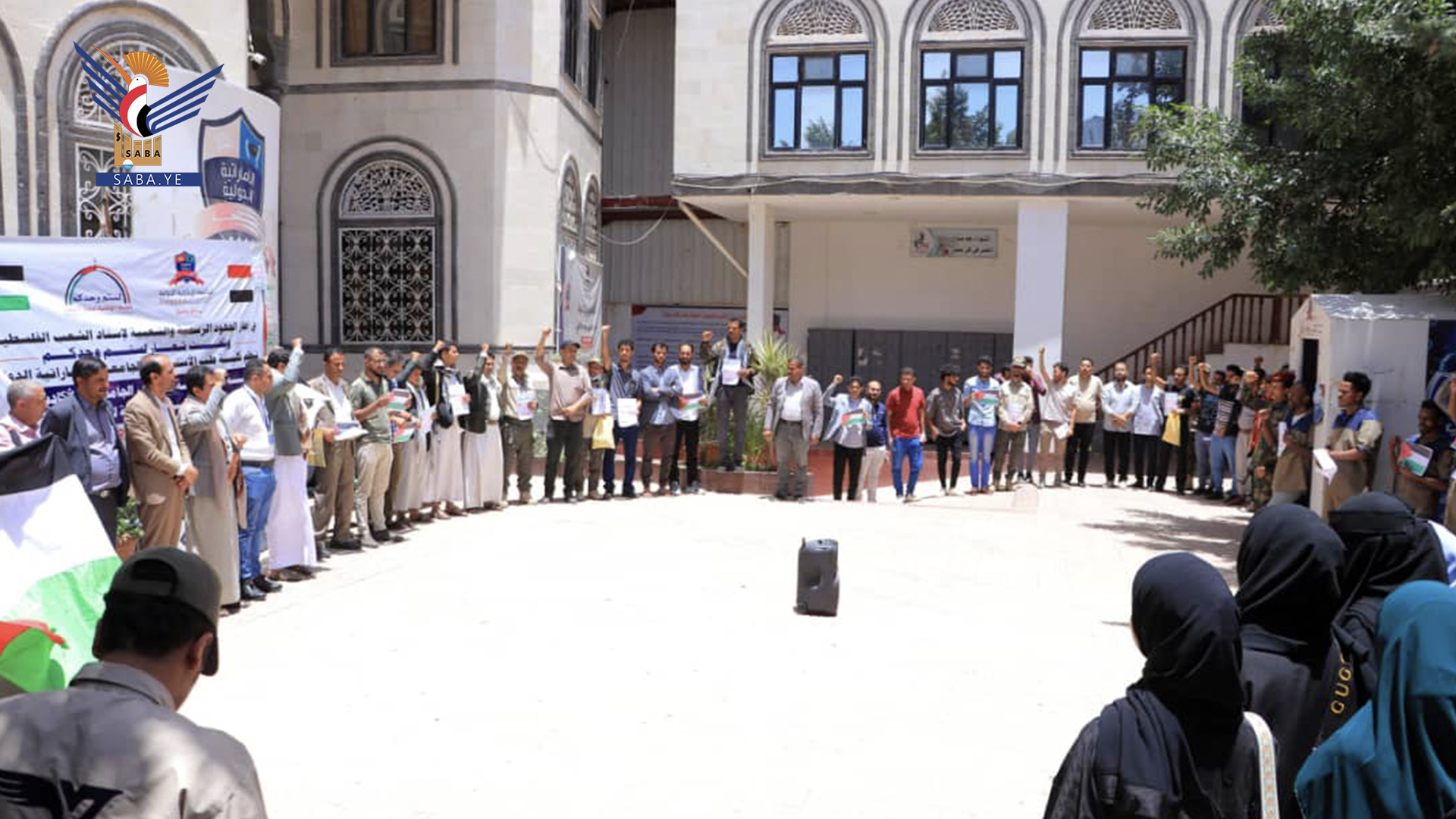 وقفة تضامنية مع الشعب الفلسطيني في كلية طب الأسنان بالجامعة الإماراتية