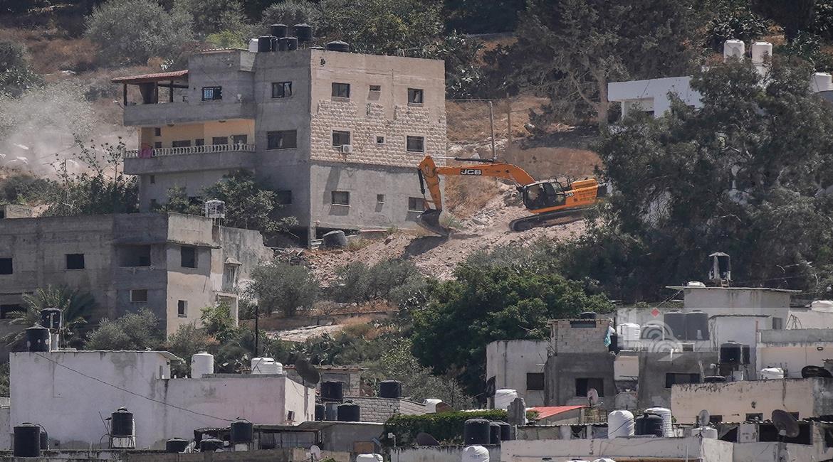 جرافات العدو الإسرائيلي تبدأ بهدم منازل وسط مخيم جنين