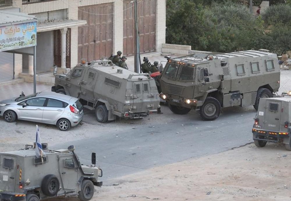 العدو الصهيوني يقتحم أحياء ويفتش منازل في نابلس