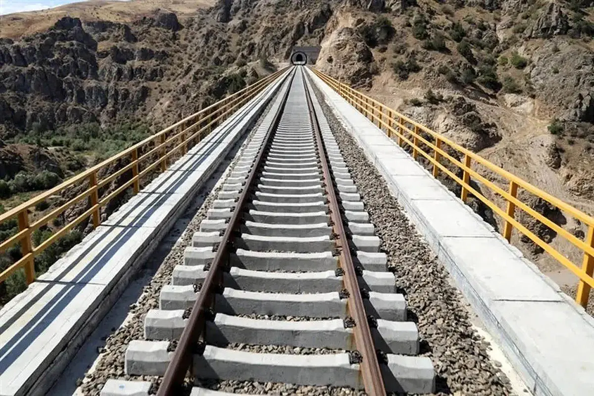 العدو الصهيوأمريكي يهاجم عدة بنى تحتية للسكك الحديدية والطرق في ايران