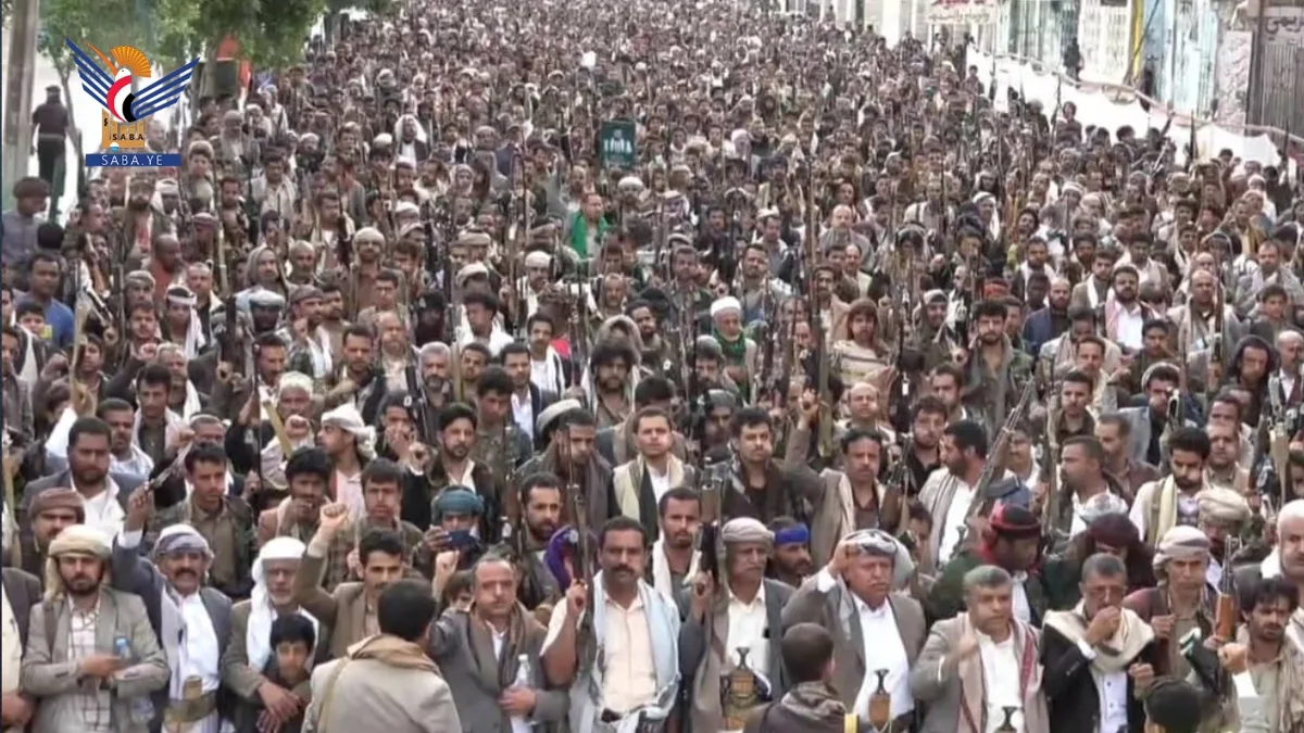 أبناء البيضاء يحتشدون دعمًا للقوات المسلحة ومعادلة الحصار بالحصار وفضح أكذوبة استهداف مكة