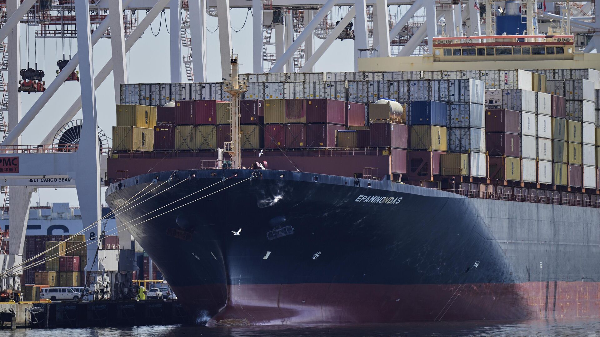 حريق على سفينة شحن بالقرب من أحد الموانئ الأمريكية