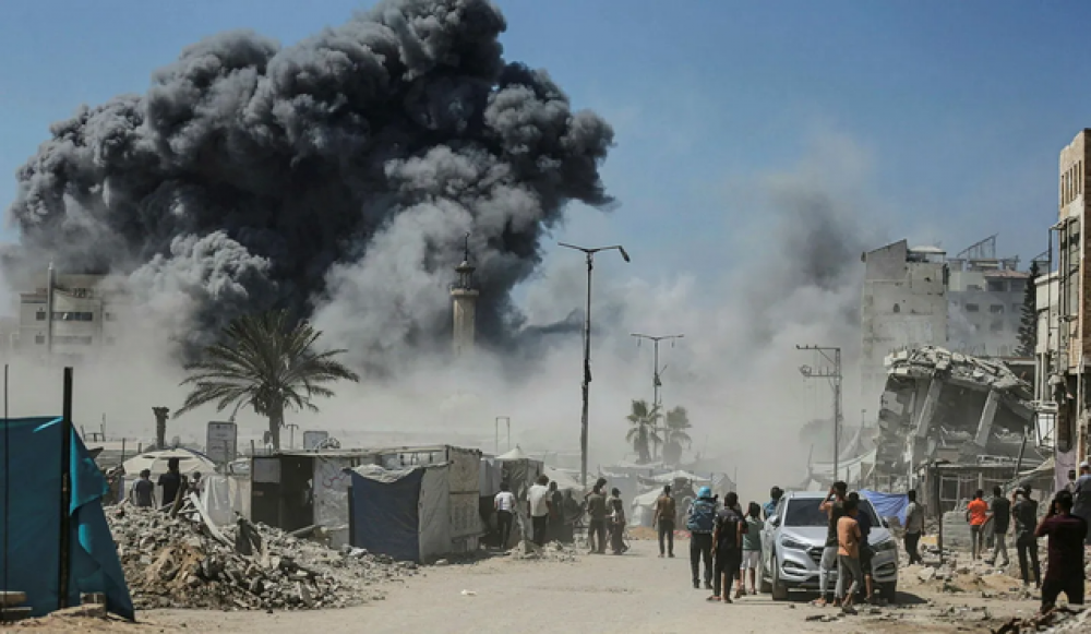 "حماس": تدمير العدو برجاً سكنياً بغزة والتهديد بالمزيد إمعان في التهجير القسري والتطهير العرقي