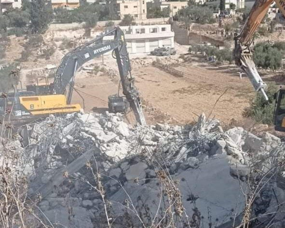 هدم مصنع وغرف زراعية وتجريف أراضٍ في بلدة بيت أولا غرب الخليل.. وبيوت استيطانية جديدة في تل طاروسة