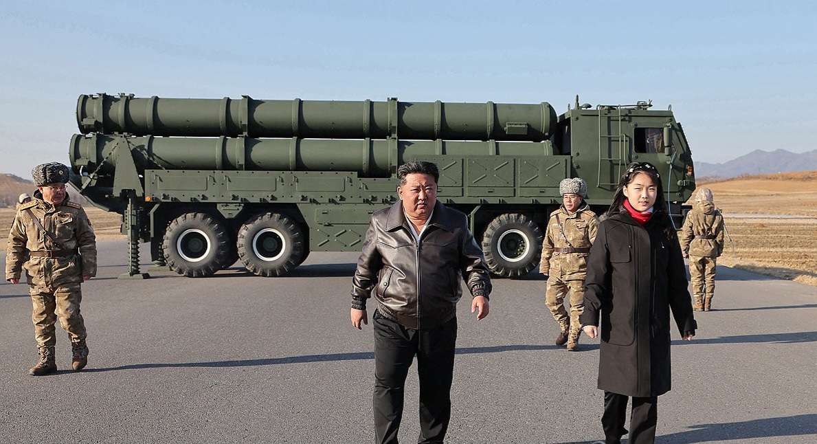 زعيم كوريا الشمالية يشرف على تجربة إطلاق صواريخ متعددة من عيار كبير 