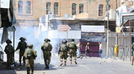 العدو الإسرائيلي يُصعّد من إجراءاته القمعية في الخليل ويعتقل فلسطيني  خلال اقتحام قرية المغير في شمال شرق رام الله