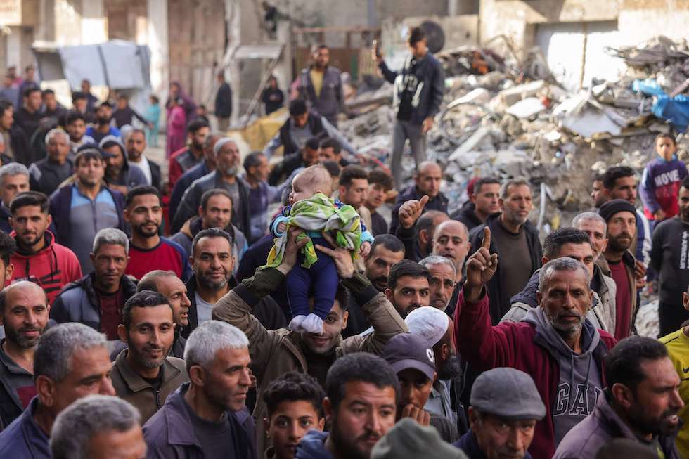 مئات الفلسطينيين يتظاهرون في غزة ويطالبون بإيقاف حرب الإبادة الجماعية