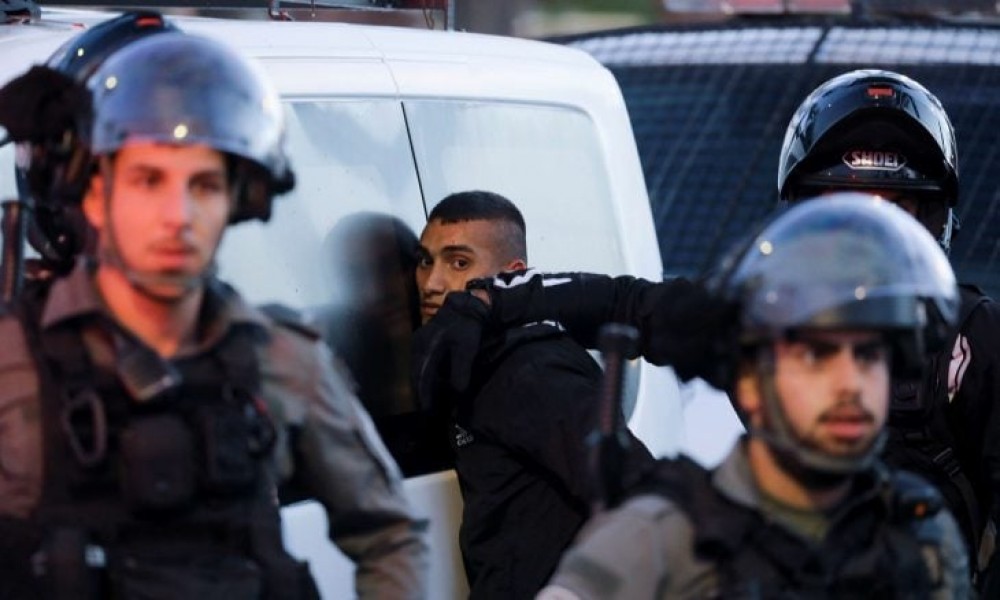 مؤسسات الأسرى الفلسطينيين: العدو الصهيوني يصعّد عمليات اعتقال العمال وارتكاب الجرائم بحقّهم