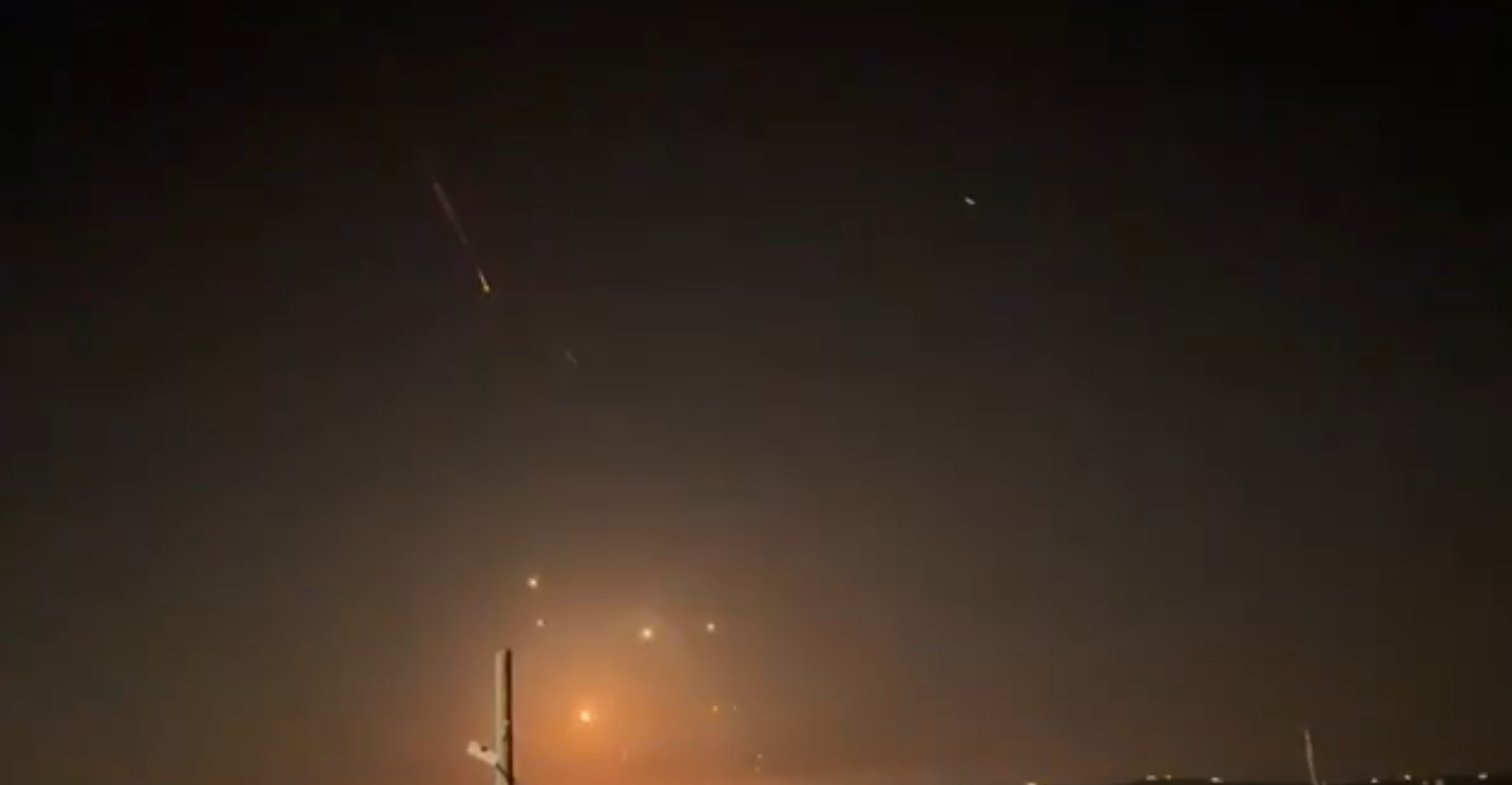 إيران تطلق دفعة صاروخية جديدة باتجاه الأراضي الفلسطينية المحتلة