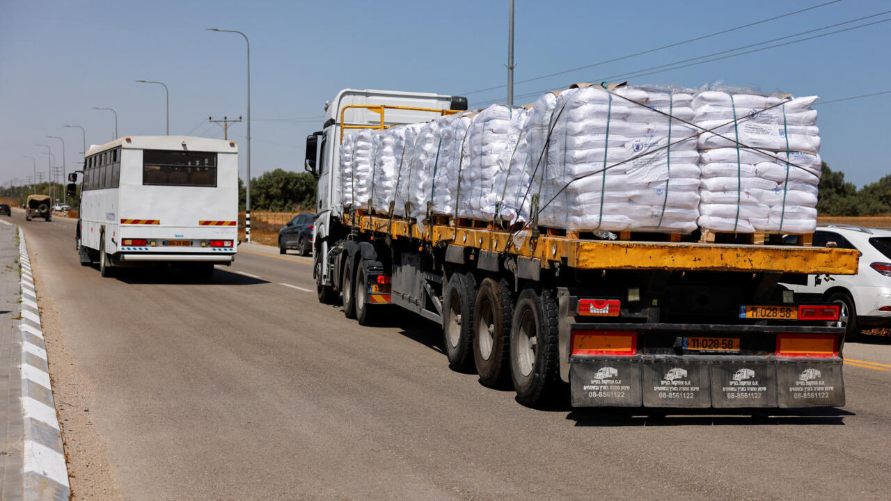 "الحكومي بغزة”: حماية الغزاويين لشاحنات المساعدات أسقط رهانات العدو المجرم
