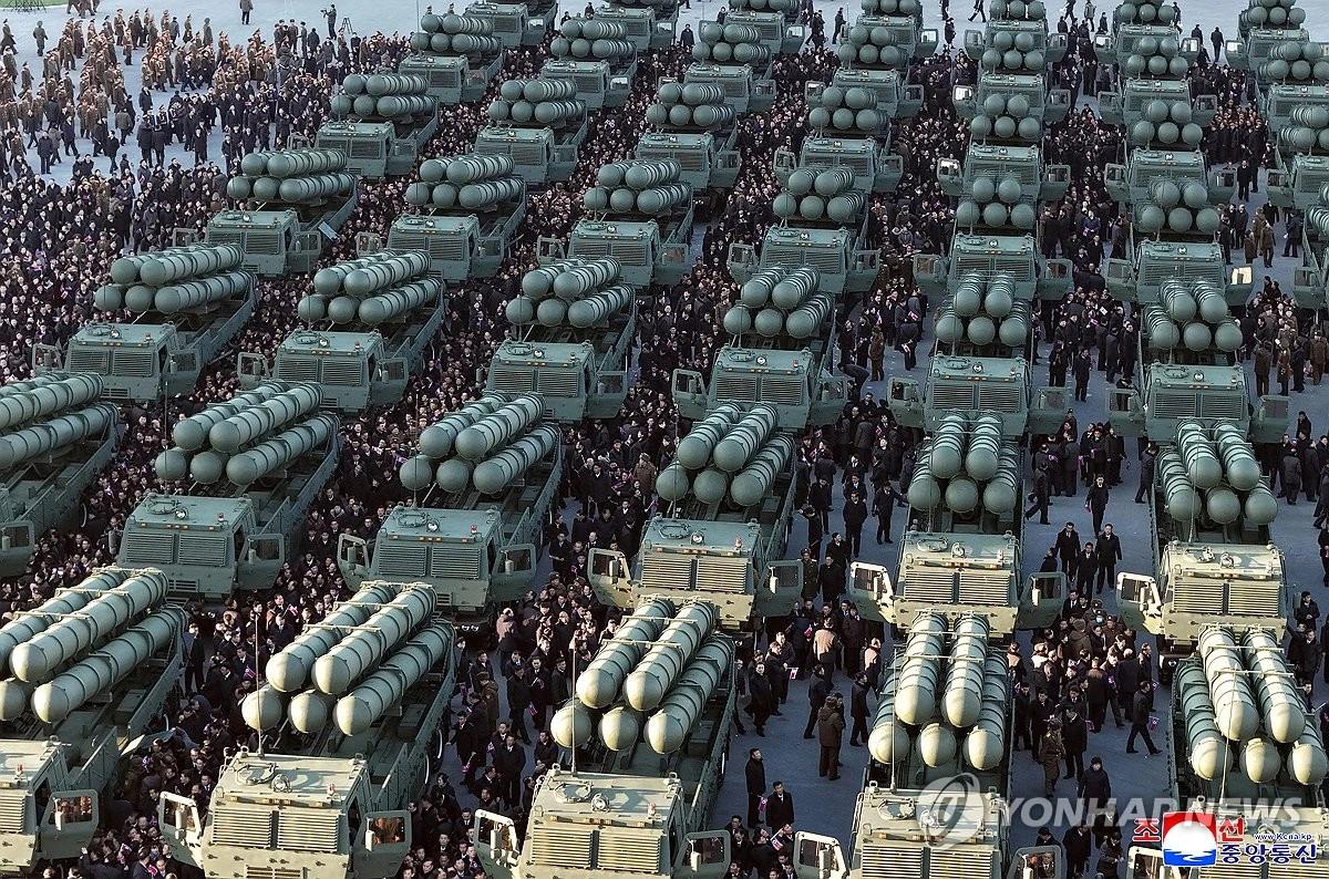 كوريا الشمالية تكشف عن قاذفة صواريخ ضخمة متعددة الفوهات عيار 600 ملم قبل انعقاد المؤتمر الرئيسي للحزب