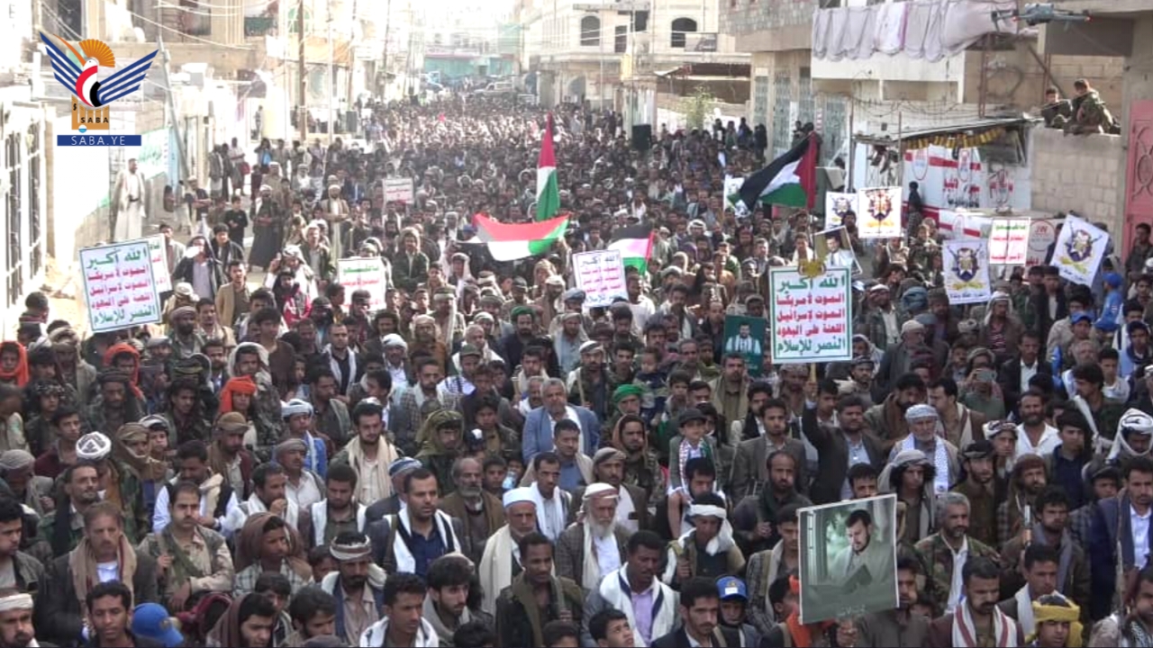 مسيرات حاشدة في البيضاء تحت شعار "لنصرة غزة .. بقوة الله هزمنا أمريكا وسنهزم إسرائيل"