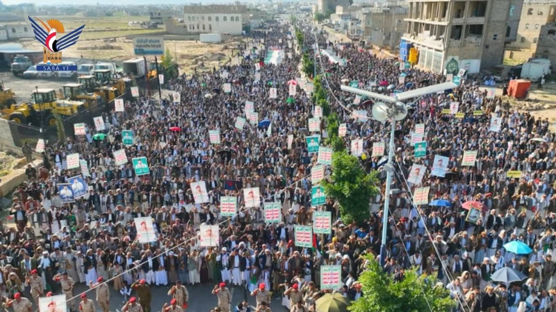 مسيرات حاشدة بعمران في 131 ساحة تتويجاً لعامين من العطاء ووفاء لدماء الشهداء