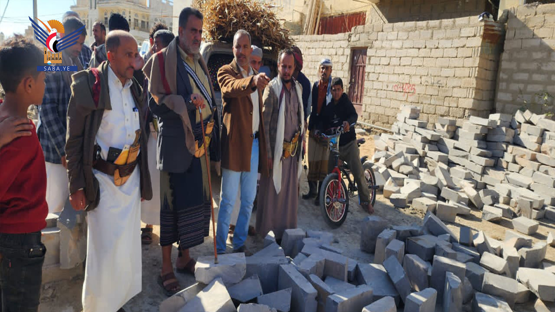 المحافظ إدريس يطلّع على سير العمل في مشروع الرصف الحجري بمدينة البيضاء