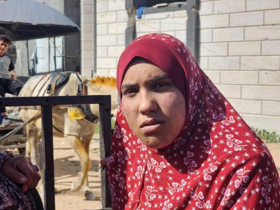 فتاة في غزة تخرج من تحت الأنقاض بعد أربعة أيام من استهداف العدو الصهيوني لمنزلها