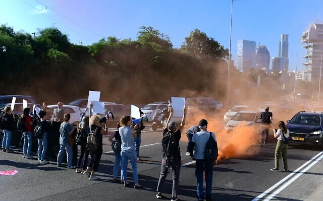 مظاهرات ضخمة وسط يافا "تل أبيب" والاعتداء على عضو كنيست