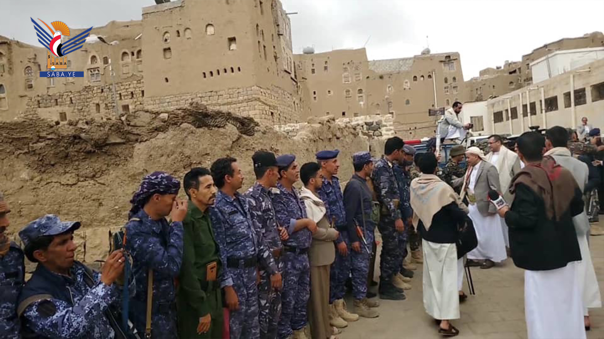 قيادة محافظة عمران تتفقد المرابطين في النقاط الأمنية والمرضى في المستشفيات