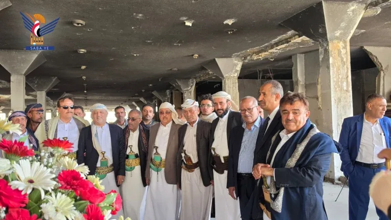 الوهباني والنعيمي وقيادات من أمانة العاصمة يضعون أكاليل من الزهور على أرواح شهداء مجزرة الصالة الكبرى