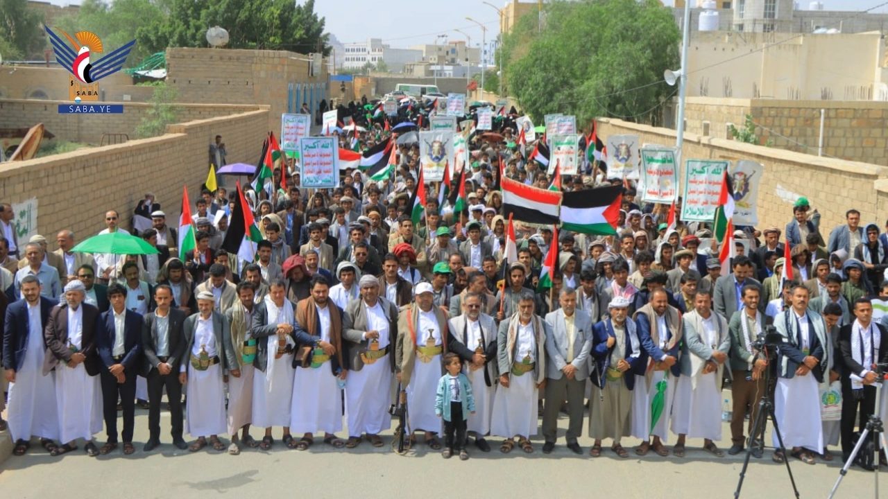 مسيرة حاشدة بجامعة صعدة إحياء لثورة 21 سبتمبر وتأكيداً على نصرة غزة