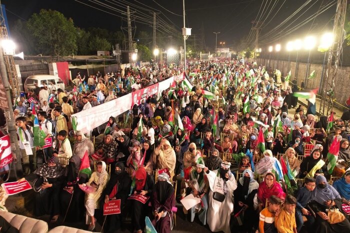 عشرات آلاف الباكستانيين يتظاهرون في لاهور تنديداً بإبادة غزة وتضامنا معها