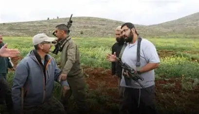 مستوطنون يعتدون على الفلسطينيين وممتلكاتهم بالضفة الغربية المحتلة