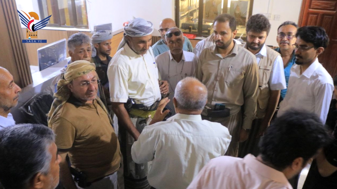 محافظ الحديدة يتفقد سير العمل في مكتب الهيئة العامة للاستثمار