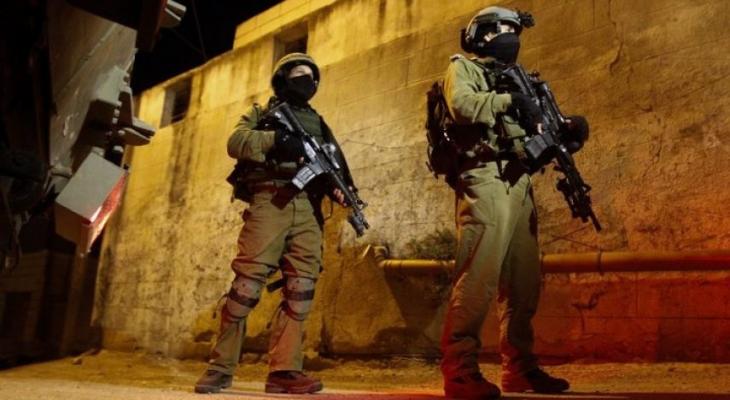 قوات العدو الإسرائيلي تشن مداهمات واسعة بالضفة الغربية وتعتقل طفلًا في الخليل
