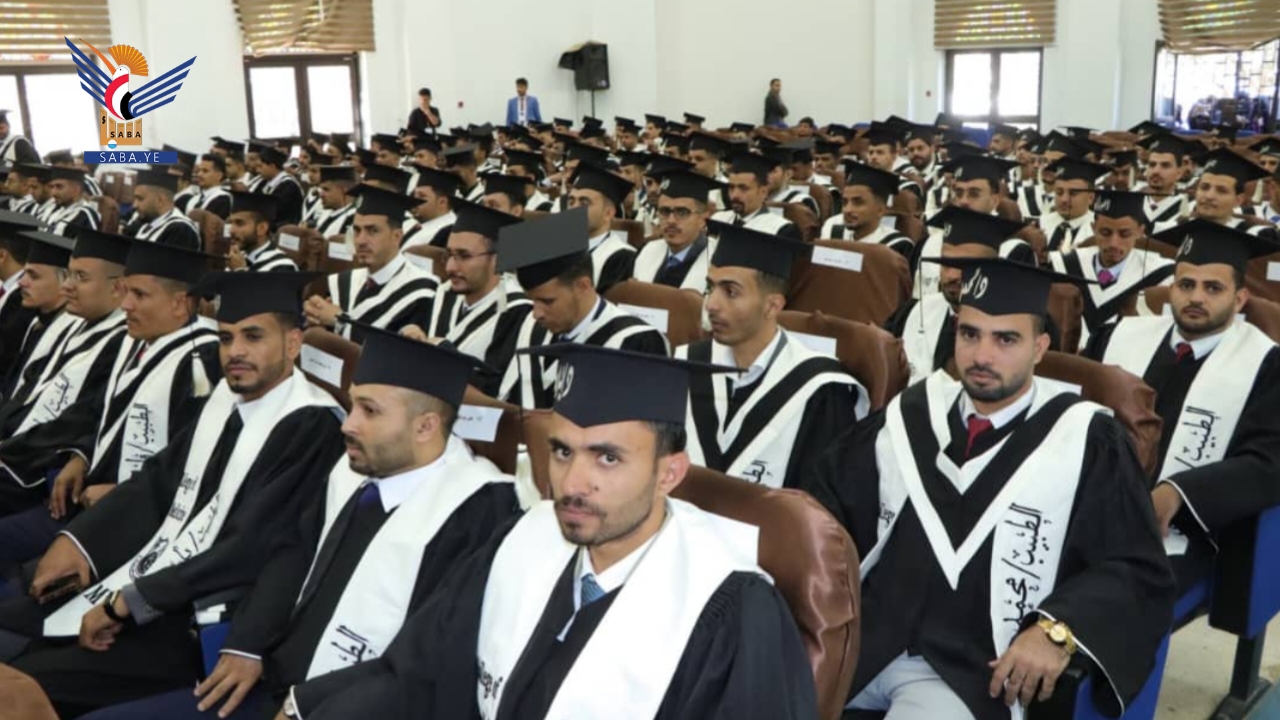  كلية الطب بجامعة صنعاء تحتفي بتخرج 380 طبيبا وطبيبة