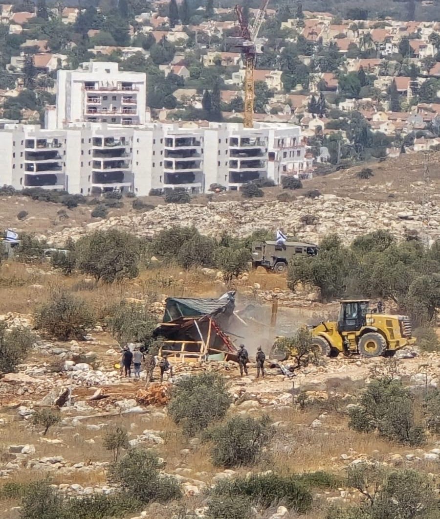 العدو الإسرائيلي يهدم غرفة زراعية في دير بلوط غرب سلفيت