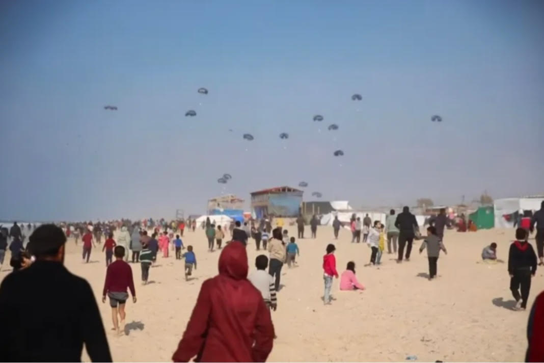  تقرير فلسطيني: الانزالات الجوية في غزة تتحول إلى خطر قاتل بدلًا من الإغاثة