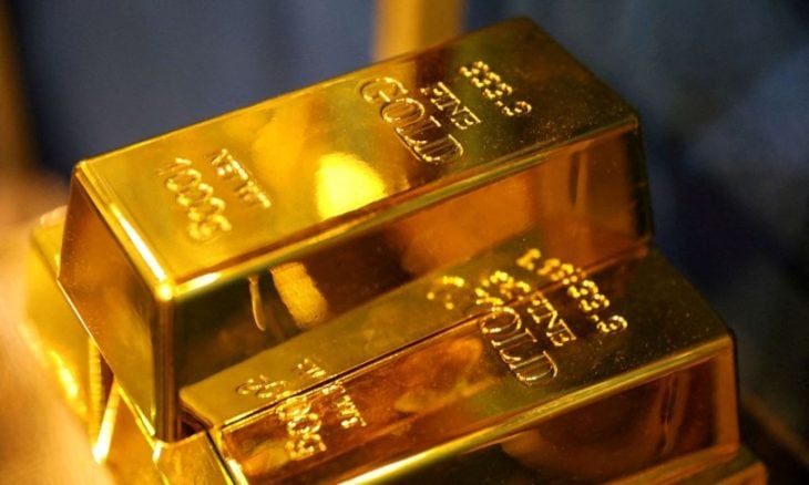 الذهب يحوم قرب أعلى مستوى على الإطلاق