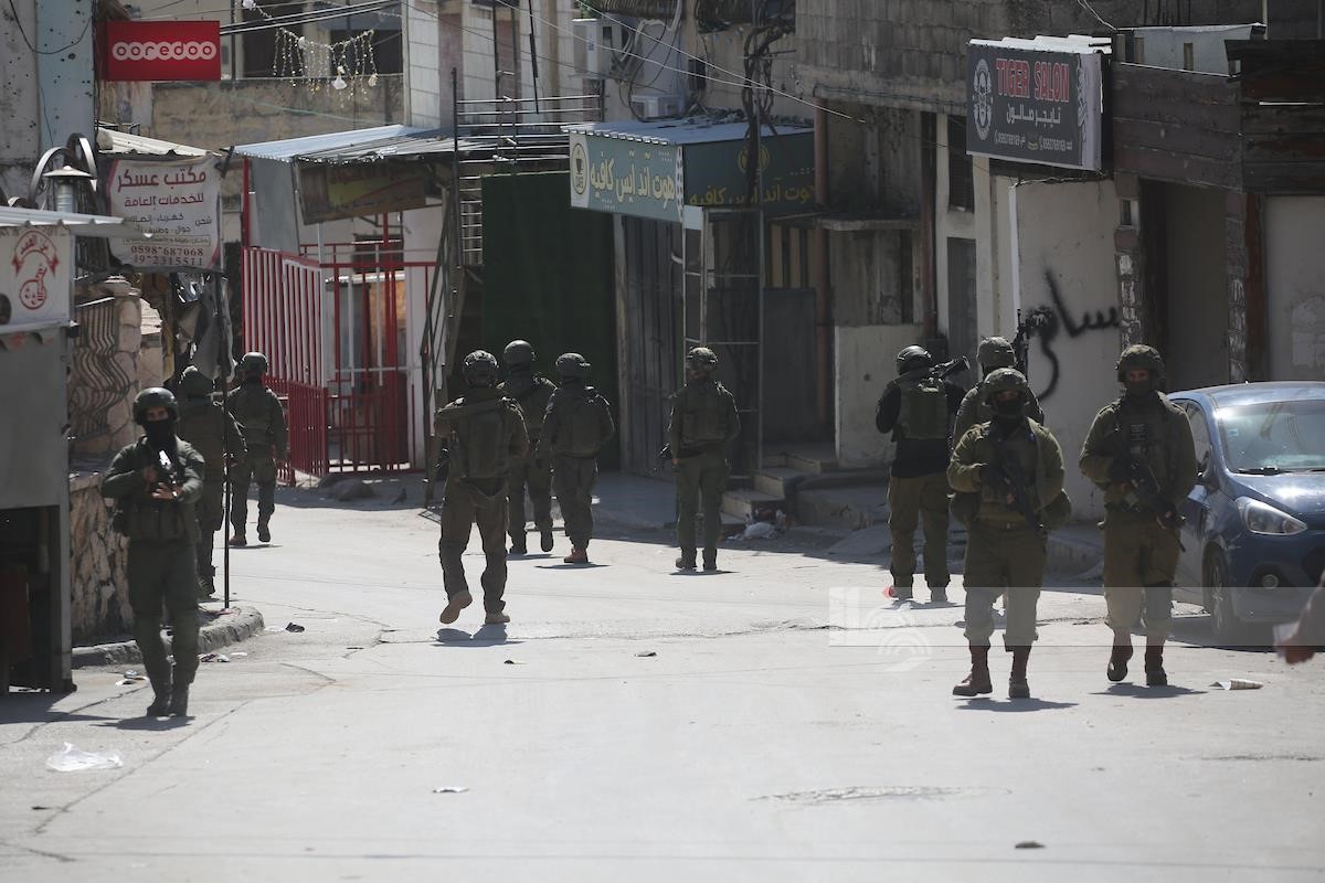 العدو الإسرائيلي يواصل عدوانه على مخيم عسكر شرق نابلس لليوم الثاني على التوالي