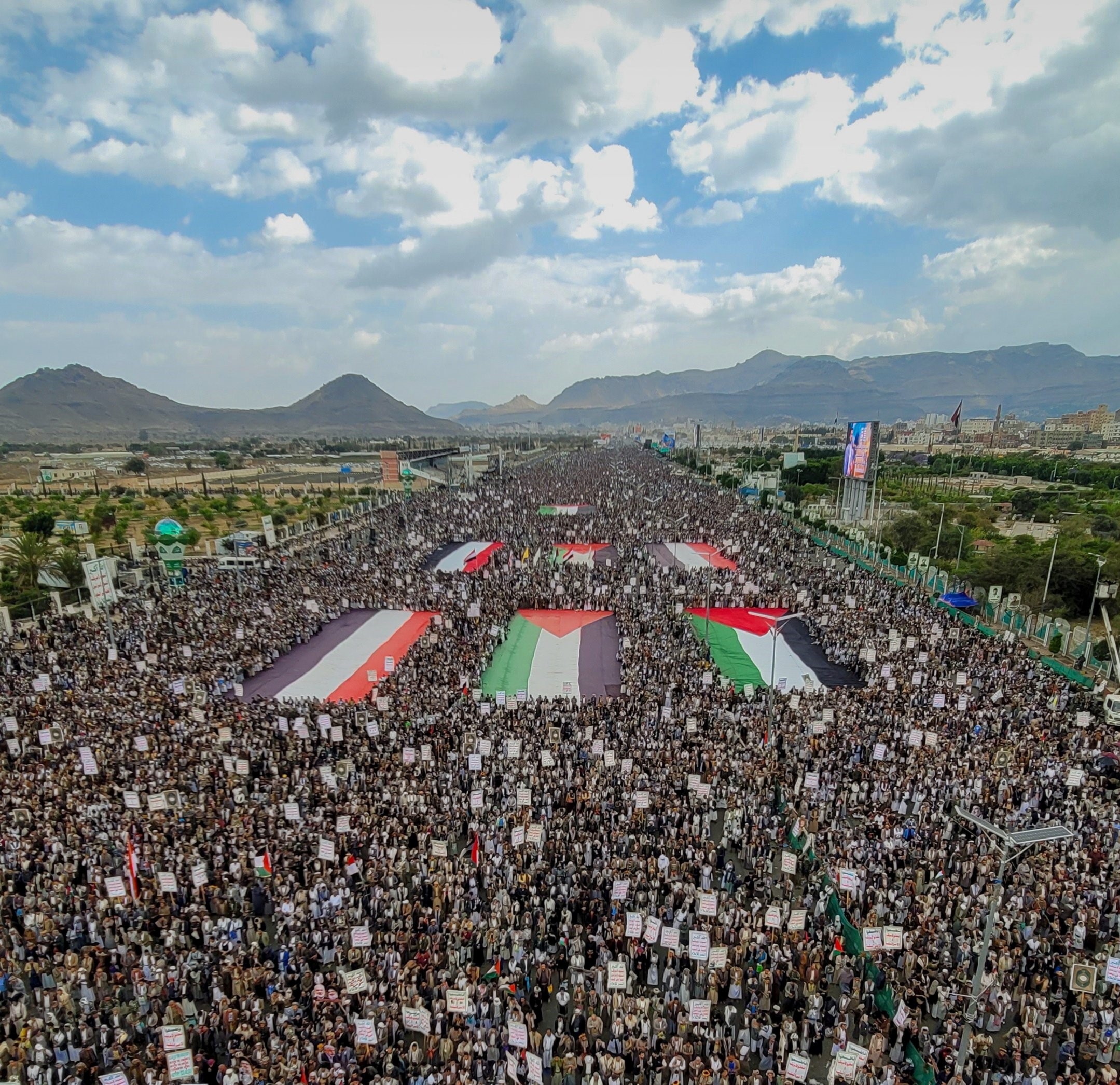 "جهاد وثبات واستبسال.. لن نترك غزة".. مسيرات مليونية في اليمن دعماً لفلسطين "جهاد وثبات واستبسال.. لن نترك غزة".. مسيرات مليونية في اليمن دعماً لفلسطين