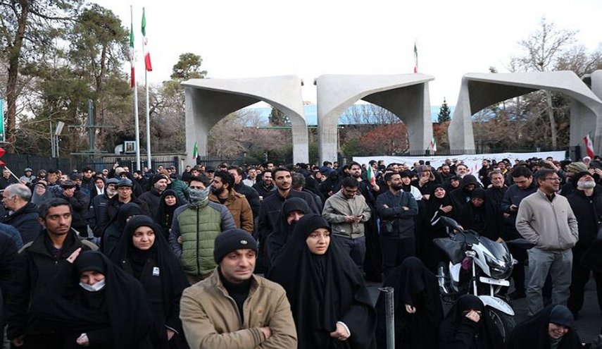 حضور كبير للإيرانيين بميدان انقلاب وسط طهران إثر إعلان استشهاد قائد الثورة