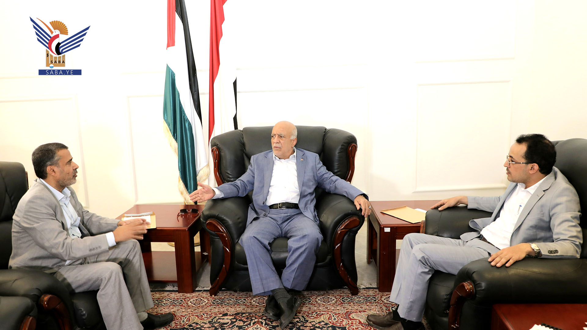 رئيس مجلس الوزراء يلتقي وزير الكهرباء والطاقة والمياه