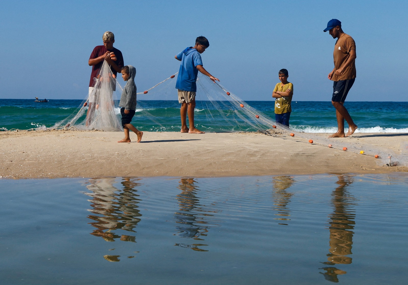 قوات العدو الصهيوني البحرية تعتقل ستة صيادين في بحر غزة