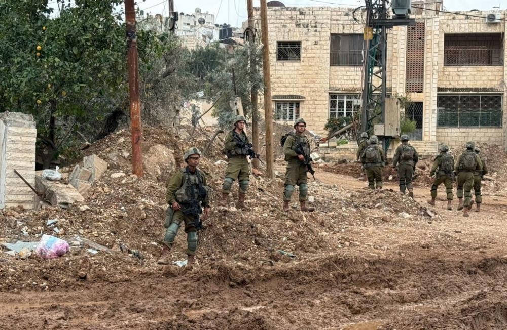 العدو الصهيوني يقتحم الظاهرية ودورا ومادما جنوب الخليل ونابلس وينصب حاجزا غرب بيت لحم