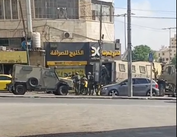قوات العدو الإسرائيلي تقتحم مدن في الضفة الغربية وتداهم محلات صرافة