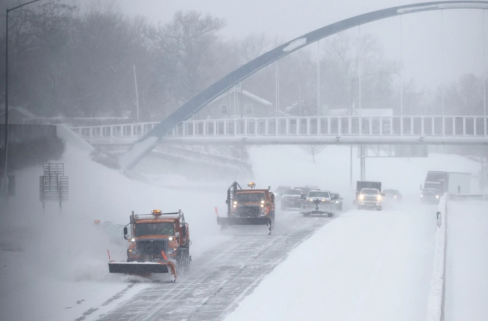 عاصفة قوية تجتاح الولايات الأمريكية الوسطى والشرقية اليوم وغداً