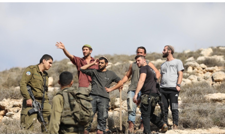 مستوطنون يجرفون أراضي الفلسطينيين في الخليل ويسرقون خيمة ومعدات زراعية في الأغوار