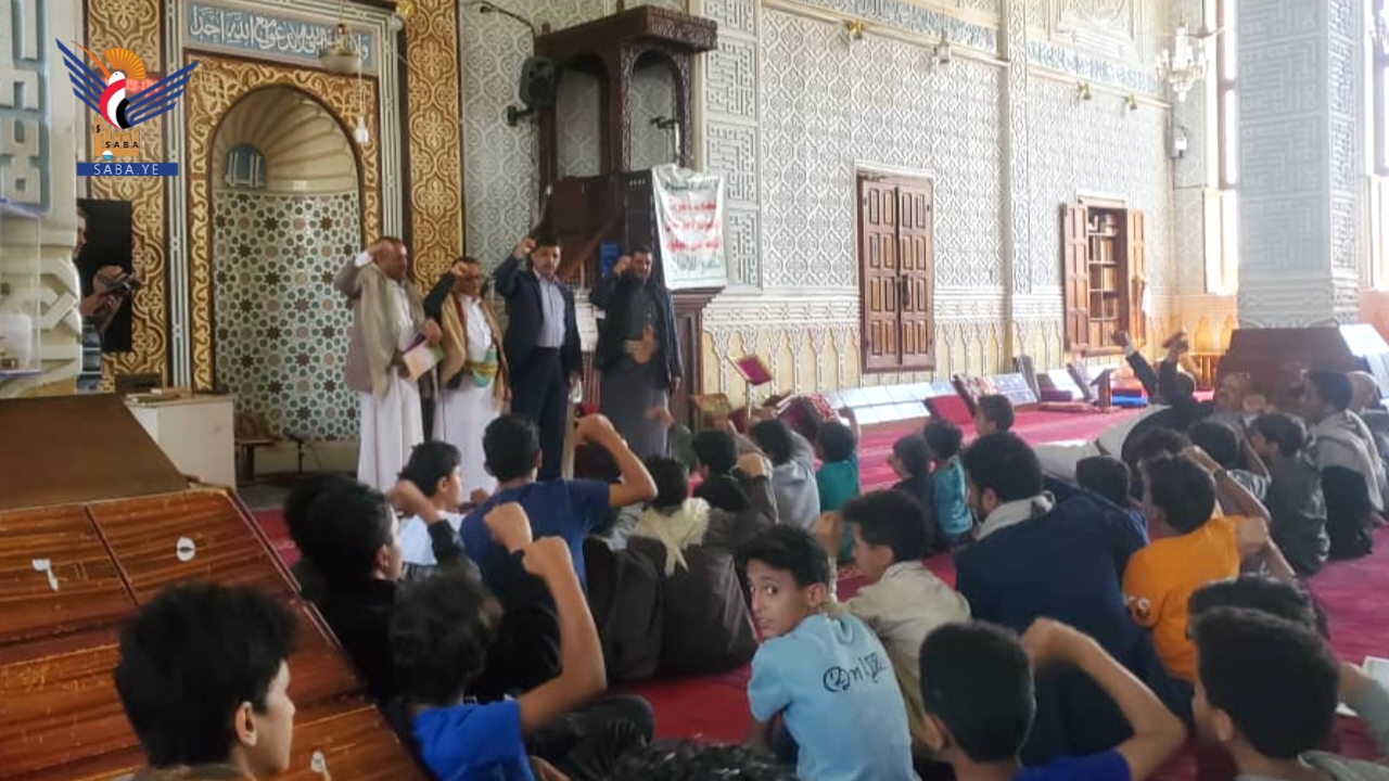 قيادات صندوق ومشروع النظافة بأمانة العاصمة تتفقد الدورات الصيفية بمديرية الوحدة