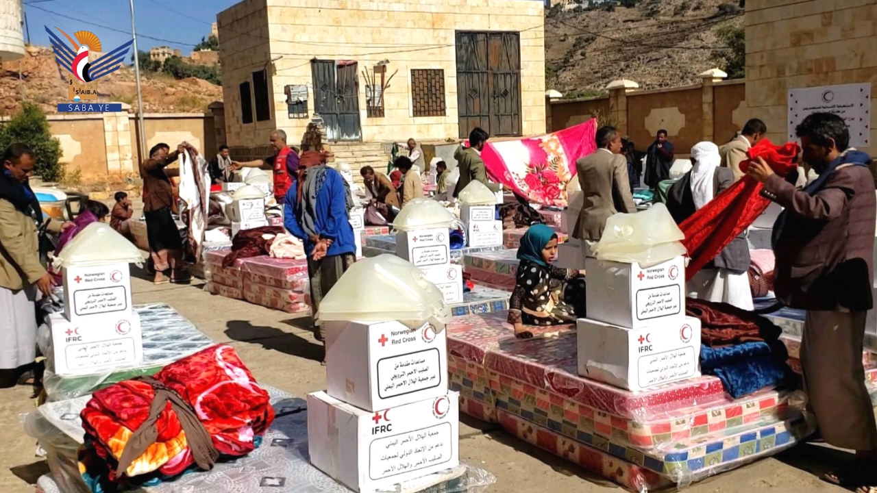  الهلال الأحمر بالمحويت يوزّع مساعدات إيوائية لـ190 أسرة متضررة من السيول
