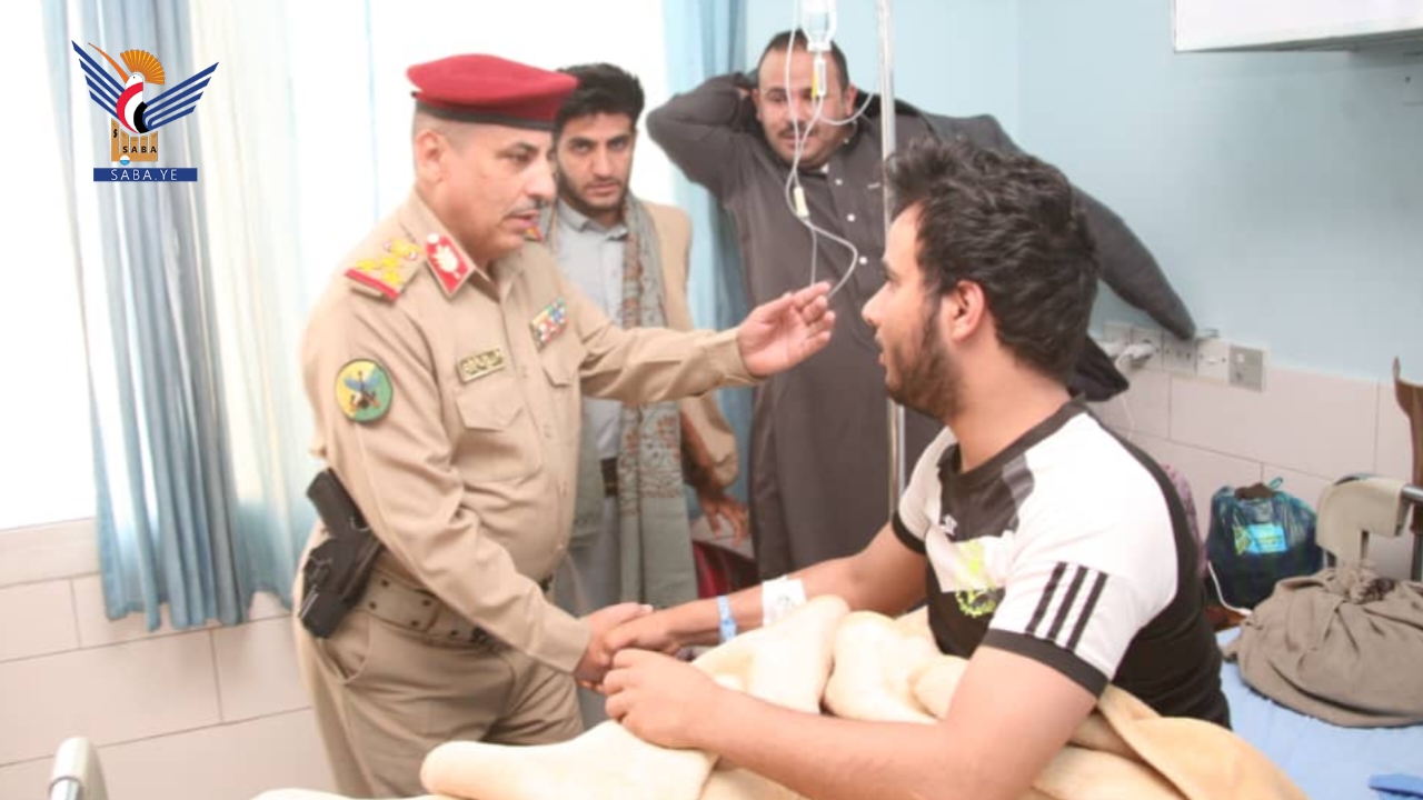 قيادات عسكرية تزور الجرحى في مستشفى 22 مايو وعدد من المستشفيات الخاصة