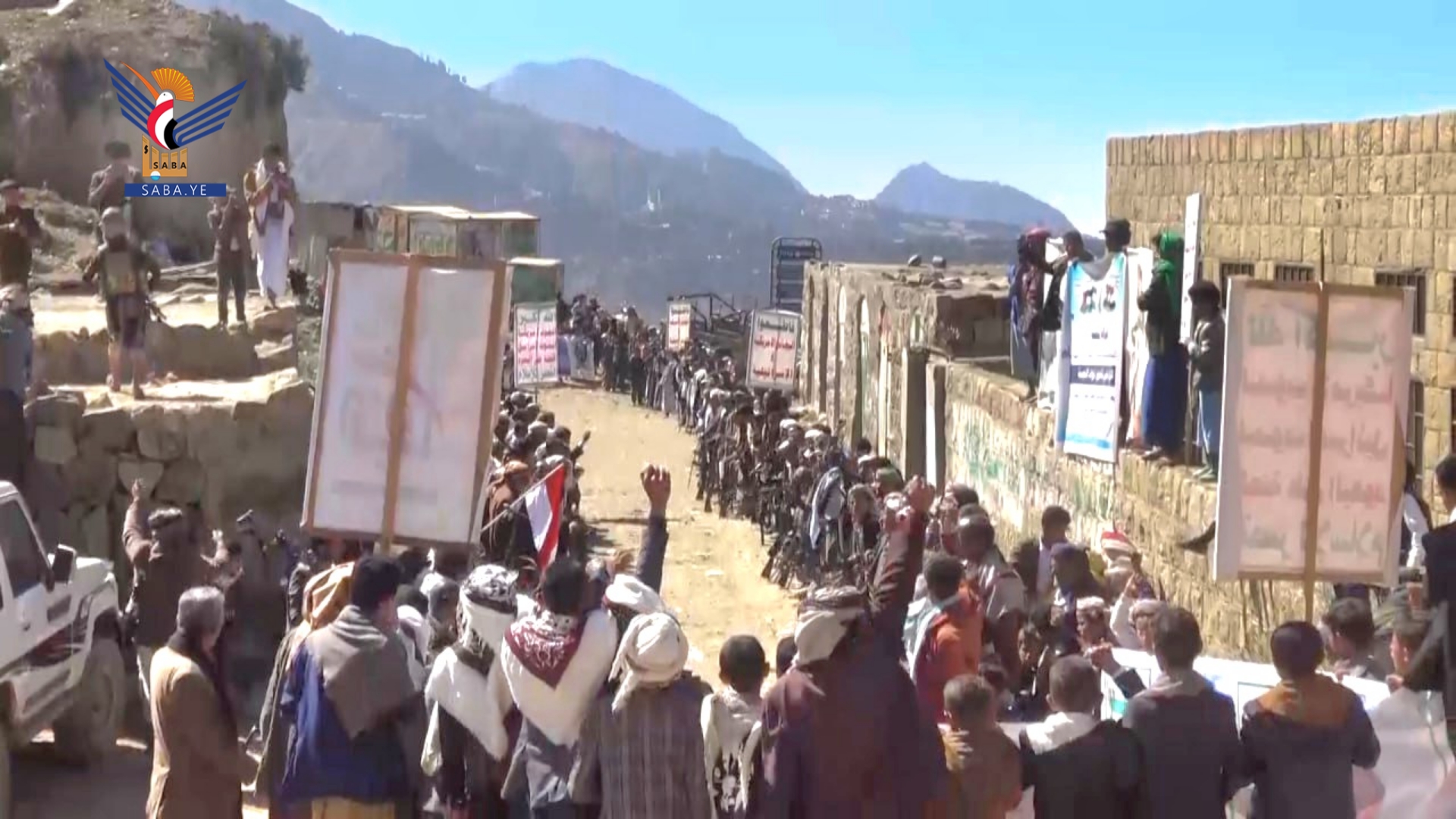 ريمة.. وقفة مسلحة وعرض شعبي لخريجي "طوفان الأقصى" في مديرية كسمة