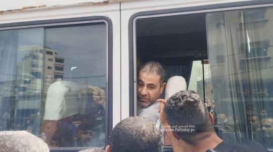 العدو الصهيوني يفرج عن 13 أسيرًا محررًا فلسطينيا من قطاع غزة 