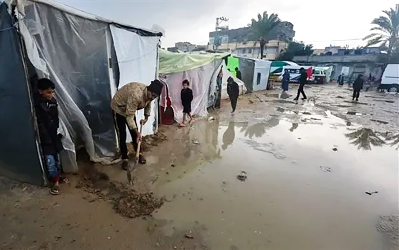 الدفاع المدني بغزة يطالب النازحين بتحصين أماكن إيوائهم للوقاية من منخفض جوي