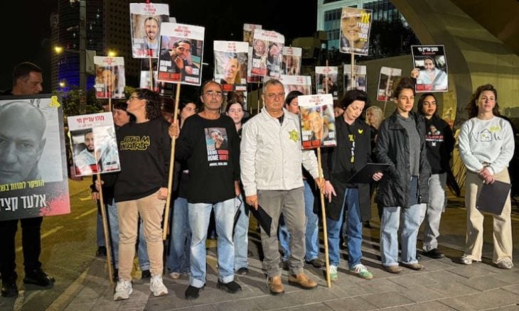 ذوو الأسرى الإسرائيليين بغزة يتهمون نتنياهو وحكومته المتطرفة بمحاولة عرقلة التبادل