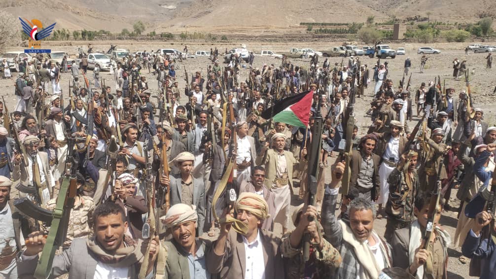 أبناء صنعاء يخرجون في 15 ساحة وميدانًا للبراءة من الخونة ودعمًا لفلسطين